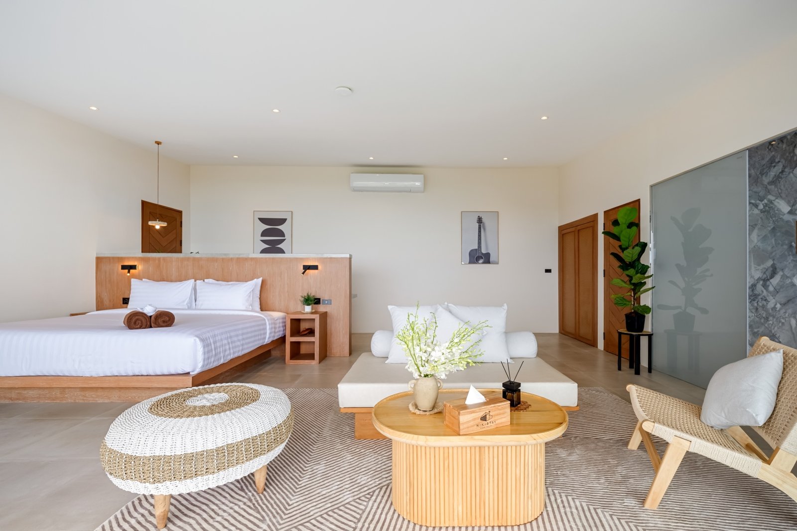Studio bedroom and lounge