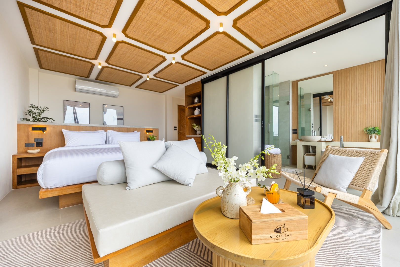 Villa bedroom and lounge