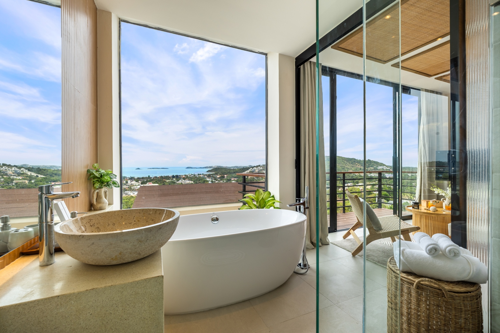 Villa freestanding bathtub with sea view
