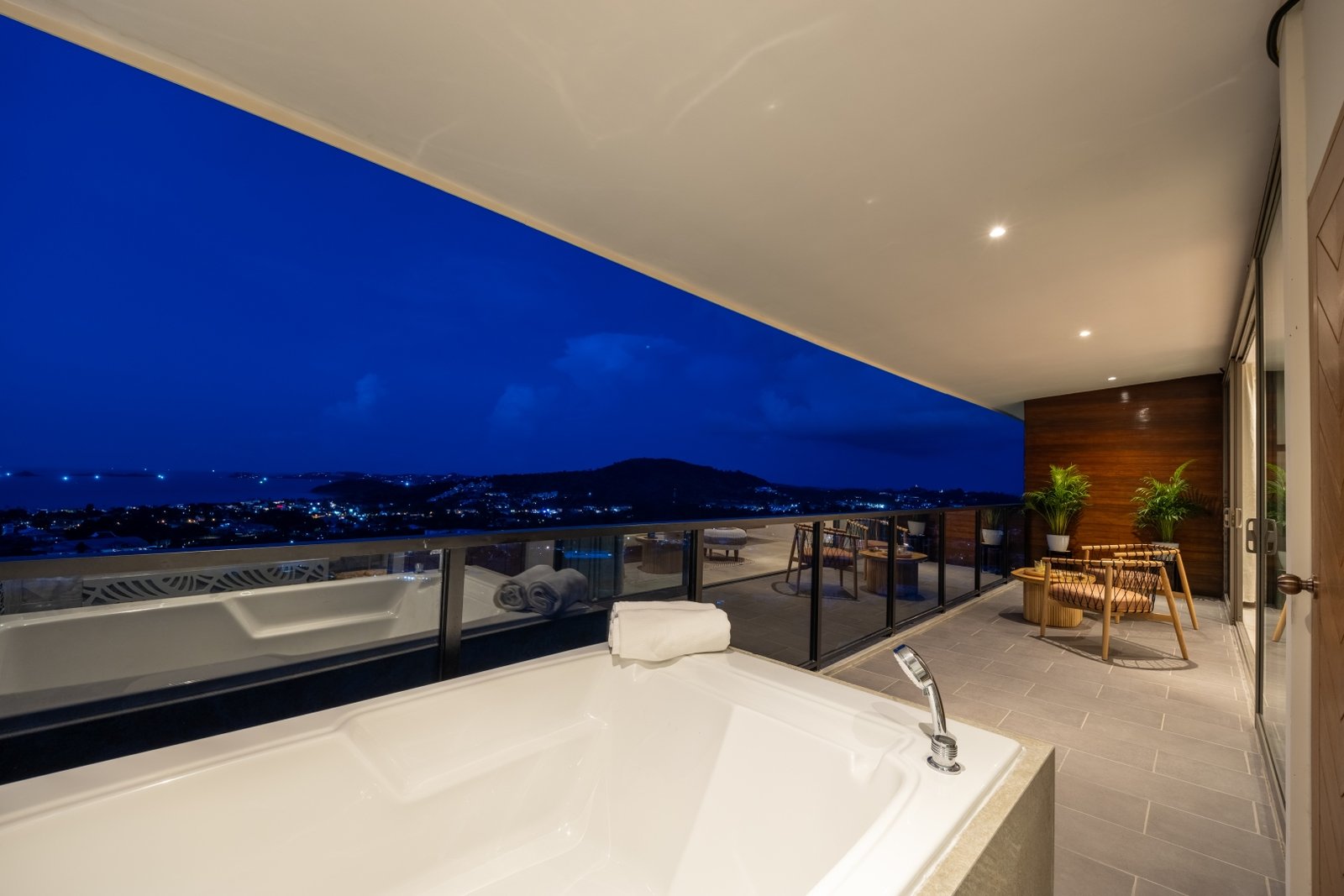 Jacuzzi bath with an evening view